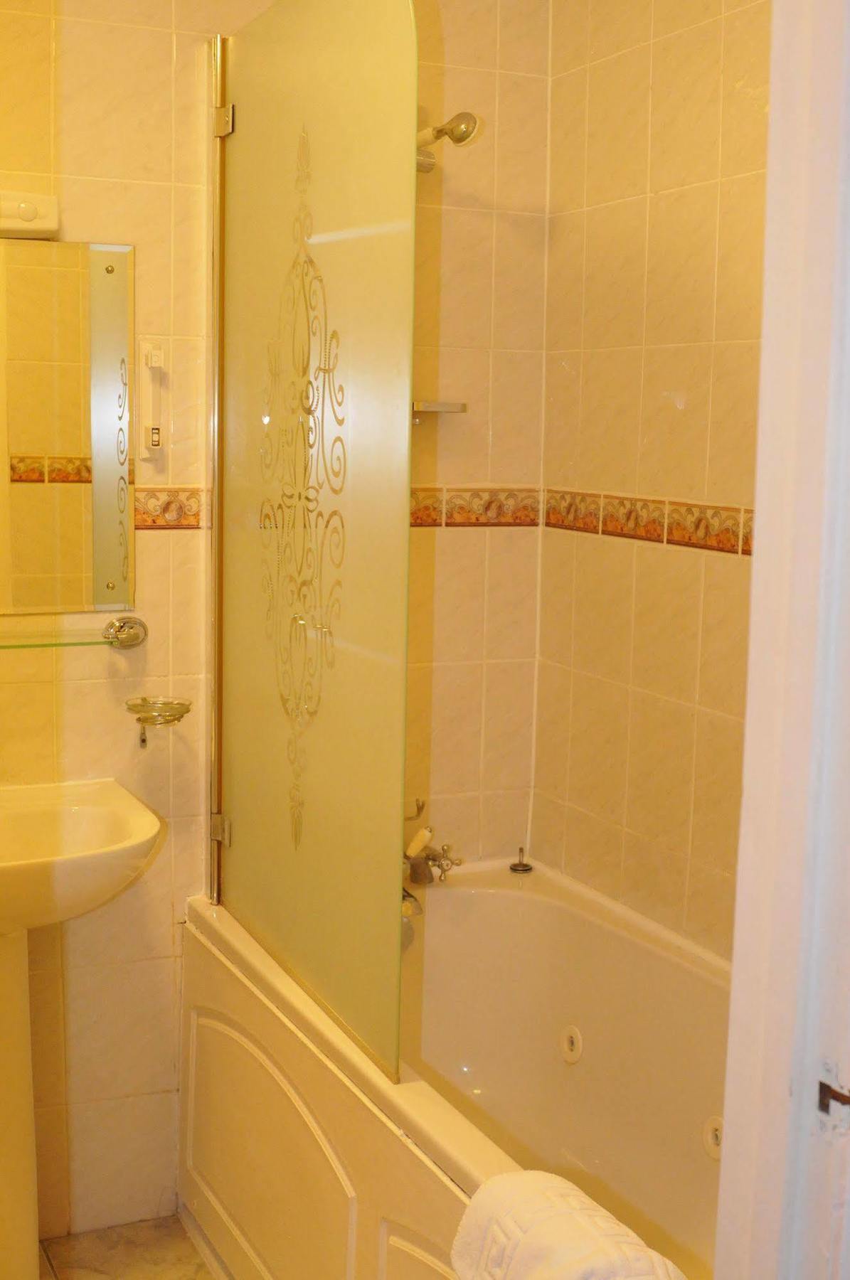 Oyo Ridgeway Hotel Chingford Extérieur photo